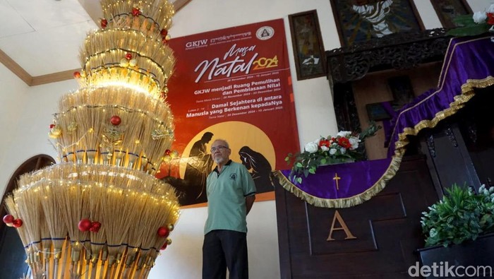 Pohon Natal Sapu Lidi di Jombang Sarat Makna