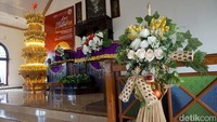 Berbagai aksesori khas Natal kian mempercantik pohon Natal ini. Mulai dari lampu led, bola Natal, bintang, hingga kembang.