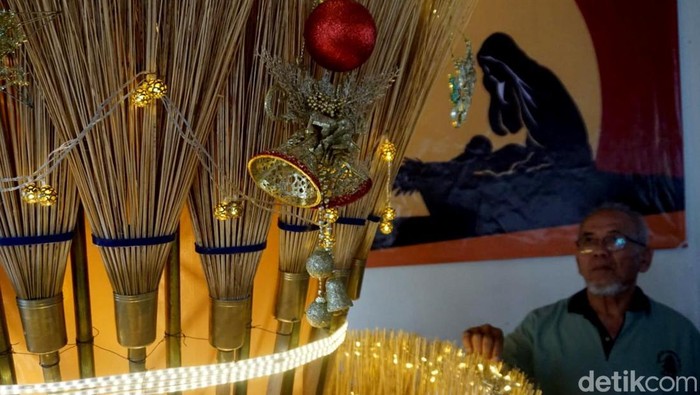 Pohon Natal Sapu Lidi di Jombang Sarat Makna Pohon Natal Sapu Lidi di Jombang Sarat Makna