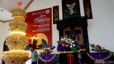 Potret Pohon Natal Sapu Lidi di Jombang