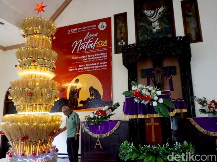 Potret Pohon Natal Sapu Lidi di Jombang