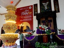 Potret Pohon Natal Sapu Lidi di Jombang