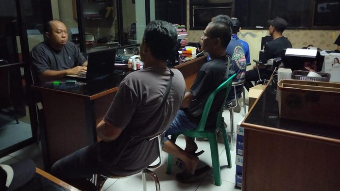 Polisi amankan enam warga yang melakukan pemalakan terhadap pegawai pabrik di Sumedang.