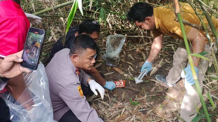 Polisi mengevakuasi temuan tengkorak dan tulang belulang manusia di area kebun sawit, Inhu, Riau. (dok. Polres Inhu)