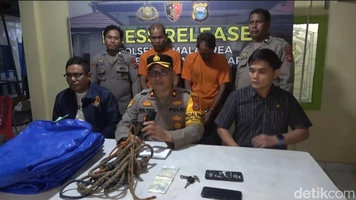 Polisi menghadirkan 2 tersangka kasus pencurian 3 sapi di Makassar.