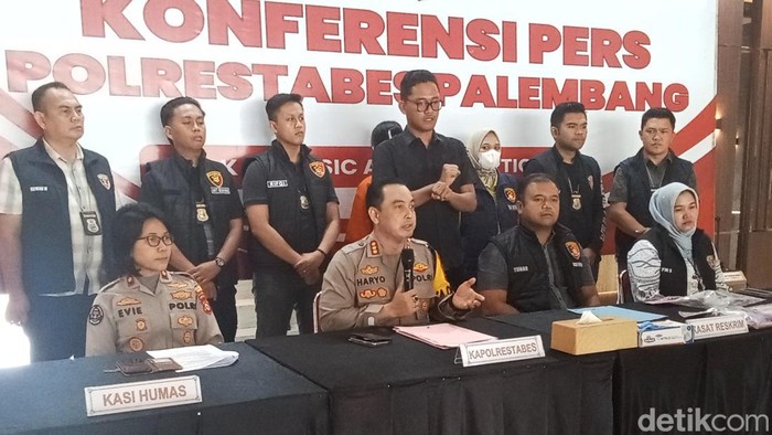 Polisi saat ungkap kasus adik ipar diracuni di Palembang