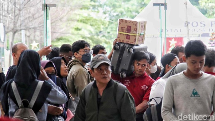 Potret Stasiun Pasar Senen Penuh Pemudik Stasiun Pasar Senen, Jakarta, mulai ramai dengan pemudik yang akan menghabiskan libur Nataru di kampung halaman. Begini potretnya pada Sabtu (21/12/2024).
