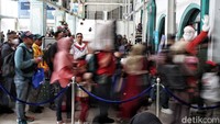Pada Sabtu 21 Desember 2024 hari ini menunjukkan angka penjualan tiket cukup tinggi, dengan total penjualan 38.160 tiket atau 85,3 persen dari kapasitas seat yang disediakan per harinya yaitu 44.714 seat.