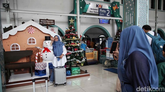 Stasiun Pasar Senen, Jakarta, mulai ramai dengan pemudik yang akan menghabiskan libur Nataru di kampung halaman. Begini potretnya pada Sabtu (21/12/2024).