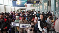 Penumpang bersiap menaiki kereta api jarak jauh d kawasan Stasiun Pasar Senen, Jakarta, Sabtu (21/12/2024).