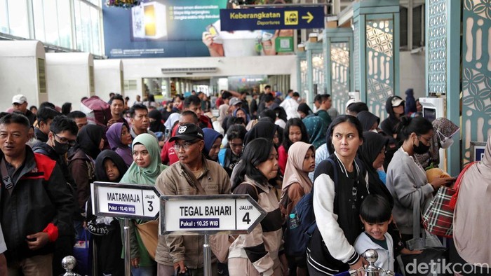 Potret Stasiun Pasar Senen Penuh Pemudik Stasiun Pasar Senen, Jakarta, mulai ramai dengan pemudik yang akan menghabiskan libur Nataru di kampung halaman. Begini potretnya pada Sabtu (21/12/2024).