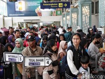 Potret Stasiun Pasar Senen Penuh Pemudik