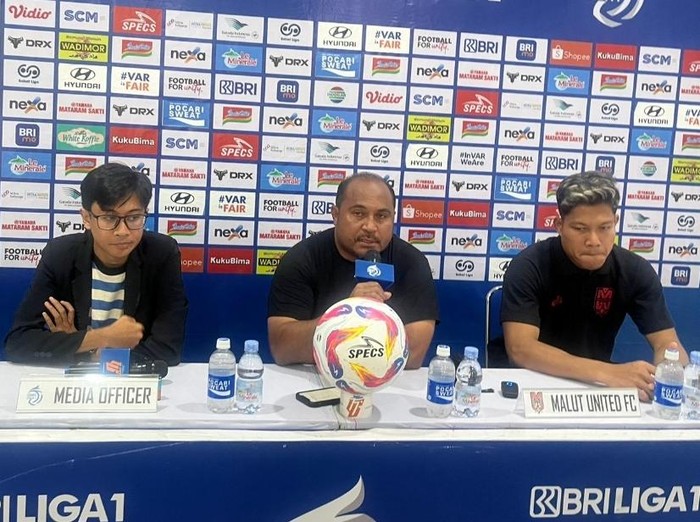 Pelatih Malut United FC, Imran Nahumarury dalam jumpa pers laga PSIS vs Malut di Stadion Jatidiri Semarang, Sabtu (21/12/2024).