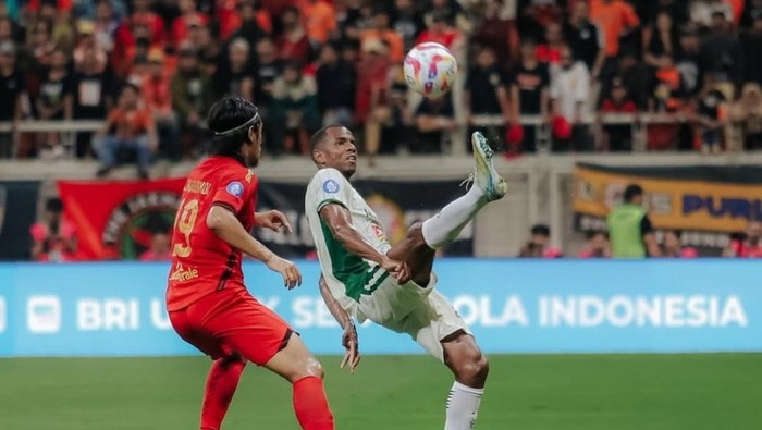 Laga Persija Jakarta vs PSS Sleman di Jakarta International Stadium (JIS), Jakarta, Sabtu (21/12/2024).