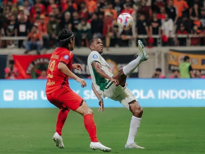 Laga Persija Jakarta vs PSS Sleman di Jakarta International Stadium (JIS), Jakarta, Sabtu (21/12/2024).