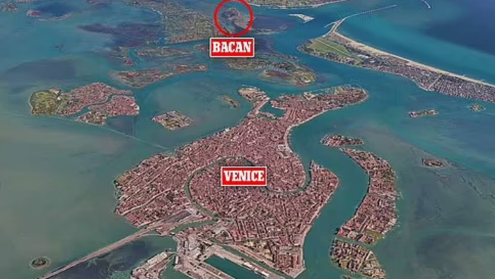 Penduduk lokal dan wisatawan Venesia memiliki tempat lain untuk bersantai dengan kehadiran pulau baru bernama Bacan. Berukuran panjang 250 meter dan lebar 10 meter, area gumuk pasir tersebut ditutupi lapisan vegetasi yang lebat.