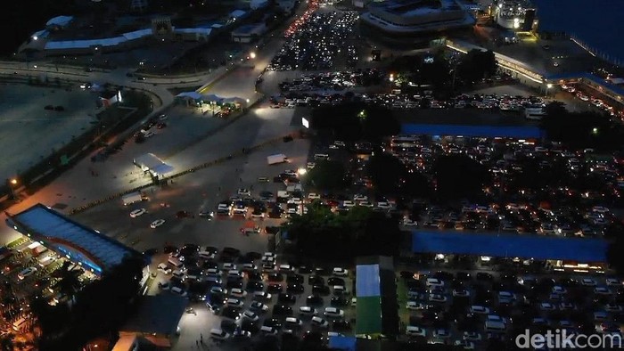 Puncak arus mudik Nataru diprediksi mulai terjadi malam ini hingga besok di Pelabuhan Bakauheni, Lampung Selatan.