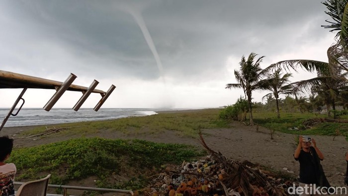 Puting beliung di Pangandaran