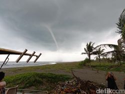 Dashyatnya Angin Puting Beliung dari Laut Pangandaran