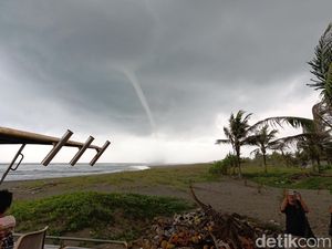 Dashyatnya Angin Puting Beliung dari Laut Pangandaran