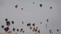 Festival balon udara ini digelar di gurun pasir.