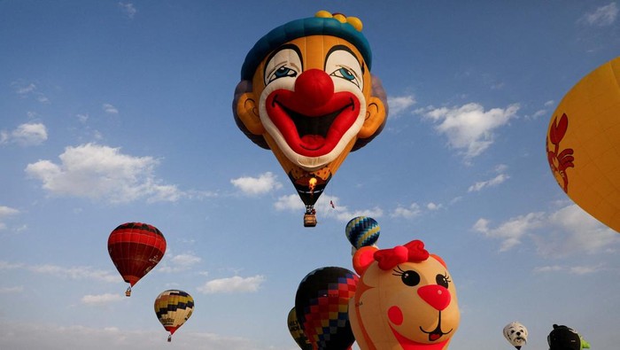 QATAR-BALLOON/FESTIVAL Hot air balloons fly during the 5th Qatar Balloon Festival in Mesaieed, Qatar, December 21, 2024. REUTERS/Ibraheem Abu Mustafa
