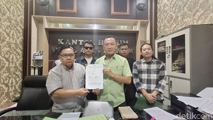Ridho Junaidi (kemeja hijau kotak-kotak) Kuasa hukum korban
