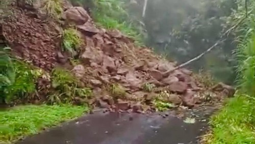 Ruas jalan penghubung antara Kecamatan Selat menuju Kecamatan Manggis, Karangasem, Bali, tertimbun material longsor pada Sabtu (21/12/2024). (Foto: Dok. BPBD Karangasem)