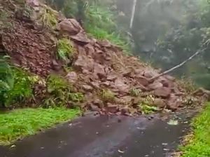 Longsor Timbun Akses Jalan Selat-Manggis Karangasem