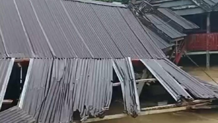 Rumah warga di Barru roboh diterjang banjir.