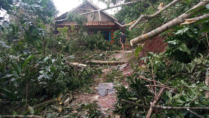 Rumah warga di Jatinagara, Kabupaten Ciamis terdampak angin kencang.