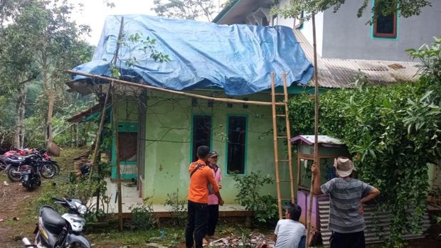 Rumah warga di Jatinagara, Kabupaten Ciamis terdampak angin kencang.