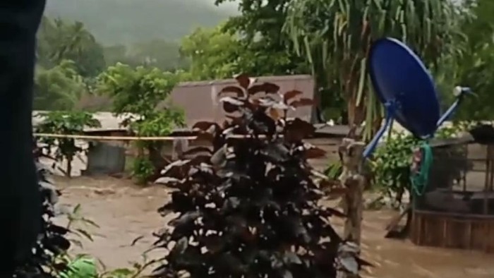 Rumah warga hanyut di Desa Watu Soppeng.