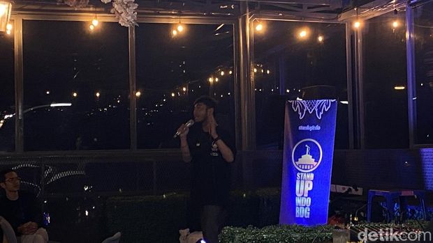 Salah satu penampil dalam open mic Stand Up Indo Bandung.