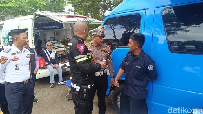 Seorang sopir bus sempat marah-marah saat diminta tes urine saat ramp check atau uji kelaikan bus menuju Puncak di rest area Km (kilometer) 45 Tol Jagorawi.