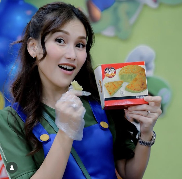 Serunya Ayu Ting Ting Saat Jadi Food Vlogger, Makan Bakso hingga Sate