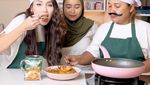 Serunya Ayu Ting Ting Saat Jadi Food Vlogger, Makan Bakso hingga Sate