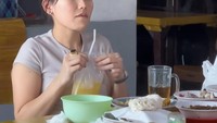 Meski sudah menjadi penyanyi dan presenter ternama, tapi selera makannya tetap sederhana. Menu ramesan hingga es jeruk di plastik jadi favoritnya. Foto: IG/YouTube Ayu Ting Ting