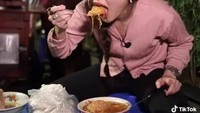 Tak gengsi makan di pinggir jalan, momen Ayu makan bakso sambil lesehan ini menarik perhatian penggemarnya. Foto: IG/YouTube Ayu Ting Ting