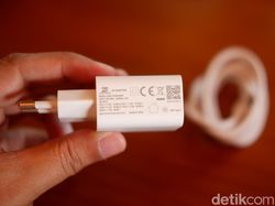 Unboxing Sharp Aquos R9: Bawa Kamera Leica Harga Rp 10 Juta