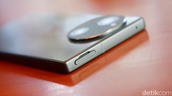 Salah satu keunikan Sharp Aquos R9 ada pada slot SIM Card yang tidak perlu dibuka dengan injector. Kita cukup menariknya keluar. Foto: Adi Fida Rahman/detikINET