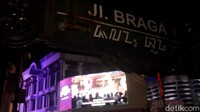 Videotron ini dipasang oleh Prisma Advertising. Jalan Braga dipilih karena lokasi tersebut menjadi salah satu titik keramaian di Kota Bandung.