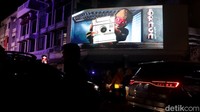 Karakter wayang golek si Cepot atau Astrajingga tiba-tiba muncul di videotron itu. Karena sudah didukung teknologi canggih, si Cepot seakan-akan keluar dari layar dan memotret pengunjung.