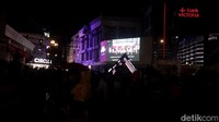 Tak hanya di Jalan Braga, videotron serupa dipasang di Pantai Indah Kapuk, Jakarta dan di Jalan Teuku Umar, Bali.