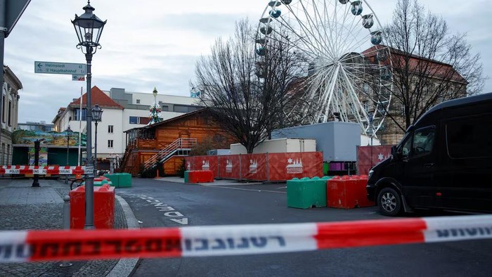 A vehicle stands at the site where a car drove into a crowd at a Magdeburg Christmas market in Magdeburg, Germany December 21, 2024. REUTERS/Axel Schmidt Purchase Licensing Rights