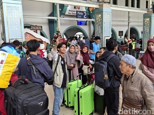 Natal-Tahun Baru Kian Dekat, Stasiun Pasar Senen Dipadati Calon Penumpang