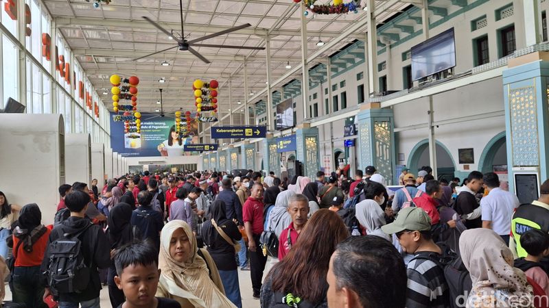 Stasiun Pasar Senen, 21 Desember 2024 jelang siang. (Taufiq Syarifudin/detikcom)