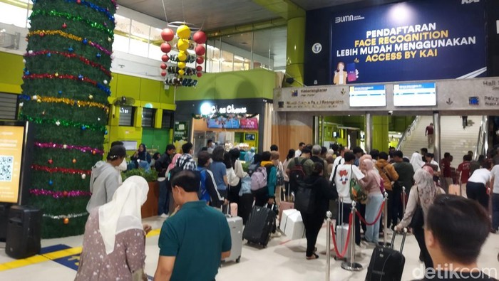 Suasana Stasiun Gambir, Sabtu 21 Desember 2024, pagi jelang siang. (Kurniawan Fadilah/detikcom)