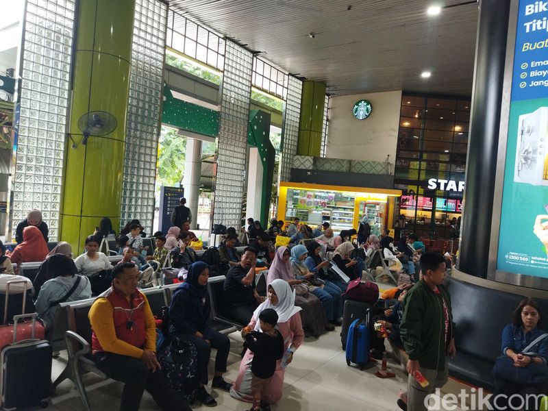 Suasana Stasiun Gambir, Sabtu 21 Desember 2024, pagi jelang siang. (Kurniawan Fadilah/detikcom)