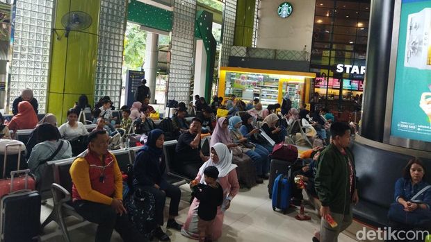 Suasana Stasiun Gambir, Sabtu 21 Desember 2024, pagi jelang siang. (Kurniawan Fadilah/detikcom)